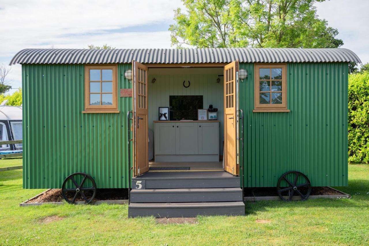ホテル Glamping At South Lytchett Manor プール エクステリア 写真